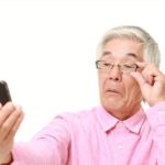 スマホ老眼と老眼の違いをチェック!対策を間違うと逆効果に